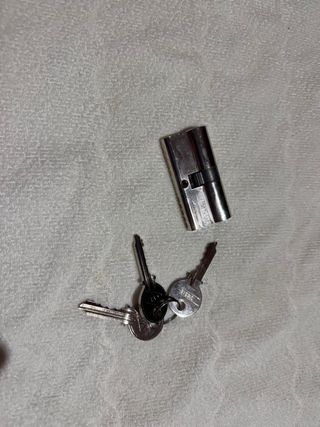 Cerradura puerta metálica