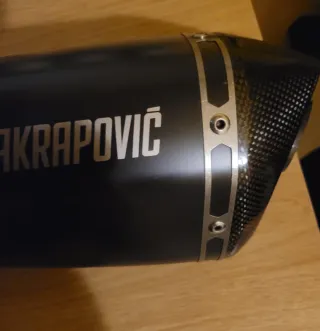 Escape Akrapovik (OFERTA)