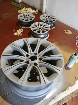 Se vende cuatro llantas de aluminio de 18 pulgadas