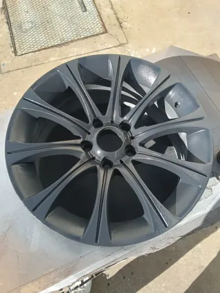 Se vende cuatro llantas de aluminio de 18 pulgadas