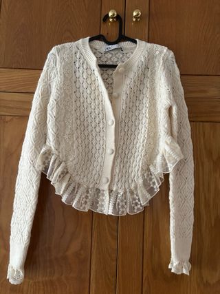 Chaqueta punto ZARA crema con encaje y volantes.