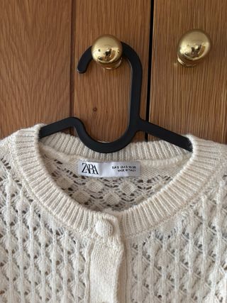 Chaqueta punto ZARA crema con encaje y volantes.