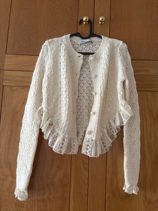 Chaqueta punto ZARA crema con encaje y volantes.