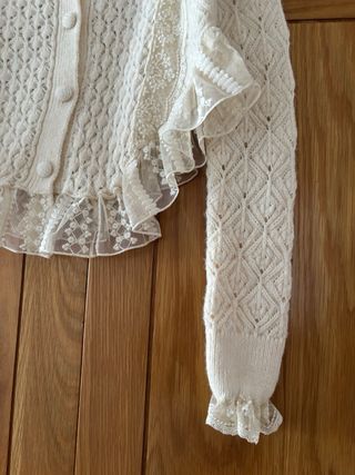 Chaqueta punto ZARA crema con encaje y volantes.