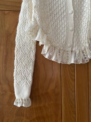 Chaqueta punto ZARA crema con encaje y volantes.