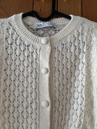 Chaqueta punto ZARA crema con encaje y volantes.