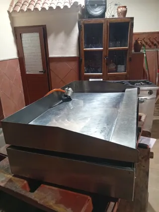 Plancha asar de cromo a gas.