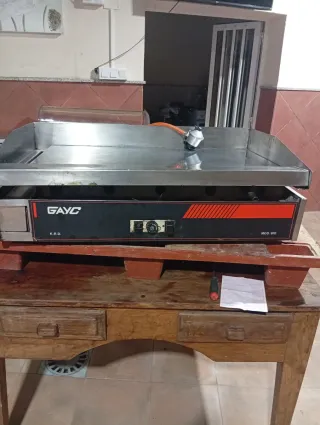 Plancha asar de cromo a gas.