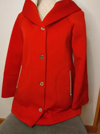 Chaqueta tipo capas cortas color rojo