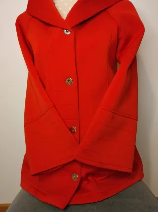 Chaqueta tipo capas cortas color rojo