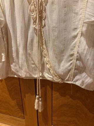 Blusa boho crema con encaje y lazada – Talla S/M