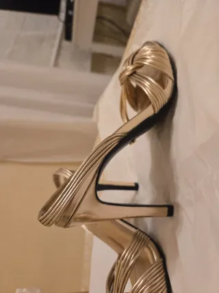 Sandalias doradas violeta ,sin uso