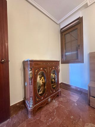 Cómoda de puertas con marqueteria, bronce y marmol