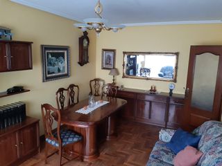 Varios, aparador, mesa de salón, sofás, sillones
