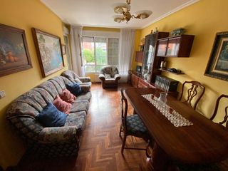 Varios, aparador, mesa de salón, sofás, sillones