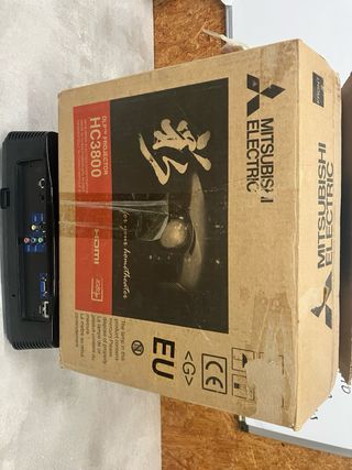 Proyector Mitsubishi HC3800 y pantalla gran format