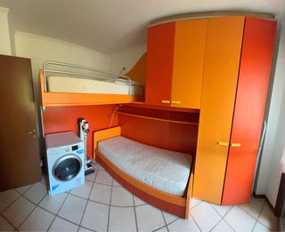 Cameretta con doppio letto per bambini e ragazzi