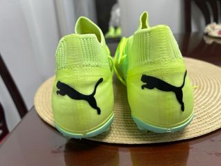 Botas de fútbol Puma neón