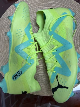 Botas de fútbol Puma neón