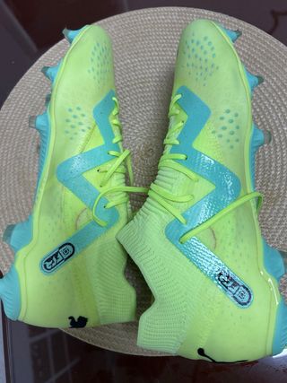 Botas de fútbol Puma neón