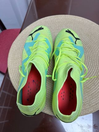 Botas de fútbol Puma neón