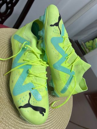 Botas de fútbol Puma neón