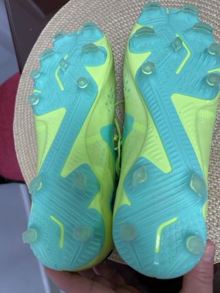Botas de fútbol Puma neón