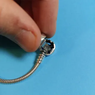 Bracciale Pandora con charm fiore