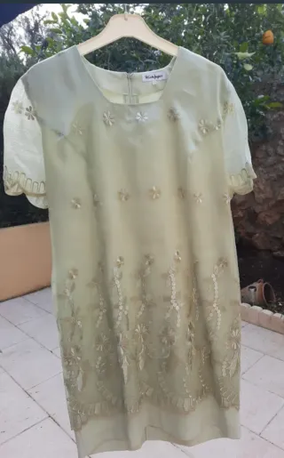 Vestido de fiesta verde agua y dorado.