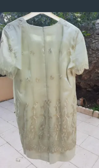 Vestido de fiesta verde agua y dorado.