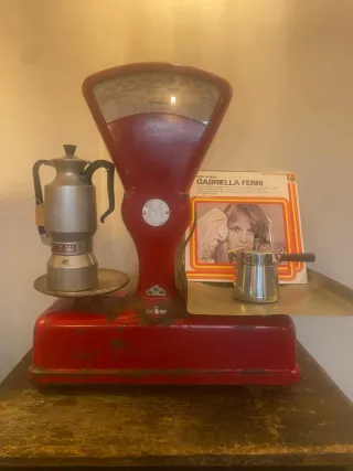 Bilancia vintage italiana rossa