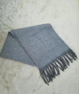Bufanda gruesa con flecos gris