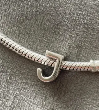 Charm letra S J corazón