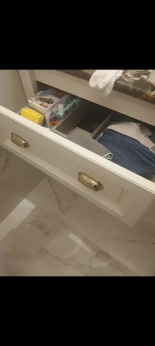 Mueble de baño blanco .