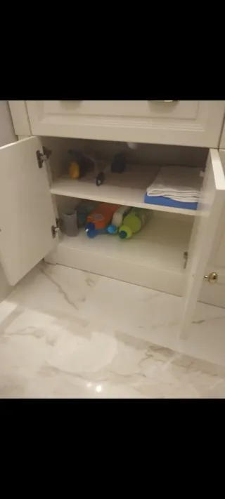 Mueble de baño blanco .