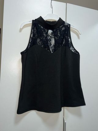 Top negro con encaje
