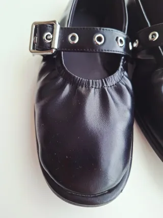 Zapatos planos Mango negros con hebilla