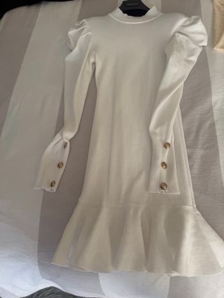 Vestito bianco con maniche a sbuffo