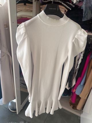 Vestito bianco con maniche a sbuffo