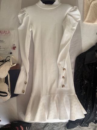 Vestito bianco con maniche a sbuffo