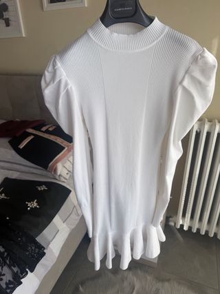 Vestito bianco con maniche a sbuffo