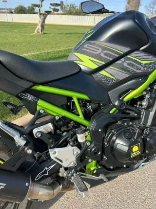 Kawasaki Z900 Negra y Verde