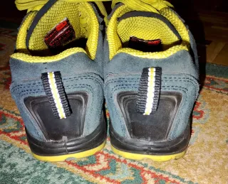 Zapatos de seguridad azules y amarillos