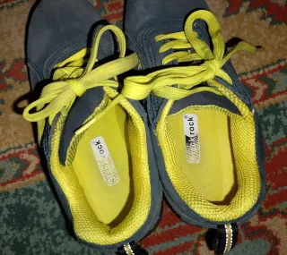 Zapatos de seguridad azules y amarillos