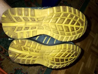 Zapatos de seguridad azules y amarillos
