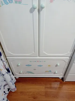 Armario infantil blanco con dibujos
