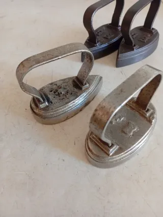 Colección de 4 Planchas Antiguas pekeñas de hierro
