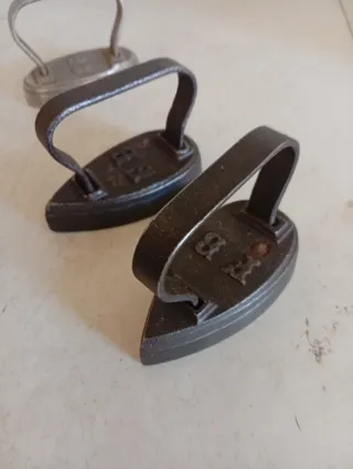 Colección de 4 Planchas Antiguas pekeñas de hierro