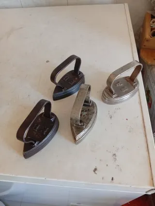 Colección de 4 Planchas Antiguas pekeñas de hierro