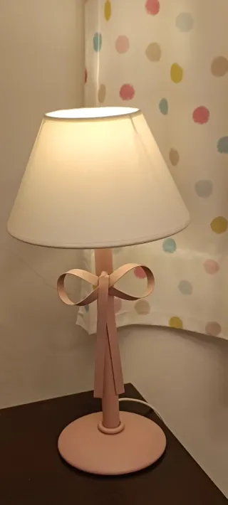 Lámpara techo y mesita beige/rosa